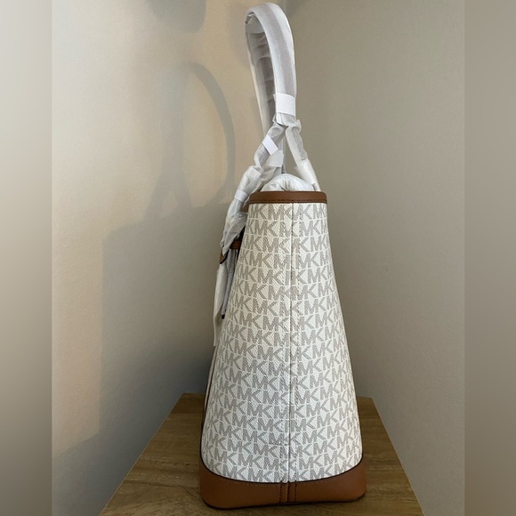 Jet Set Travel Large Logo Tote Bag - Picture 4 of 6